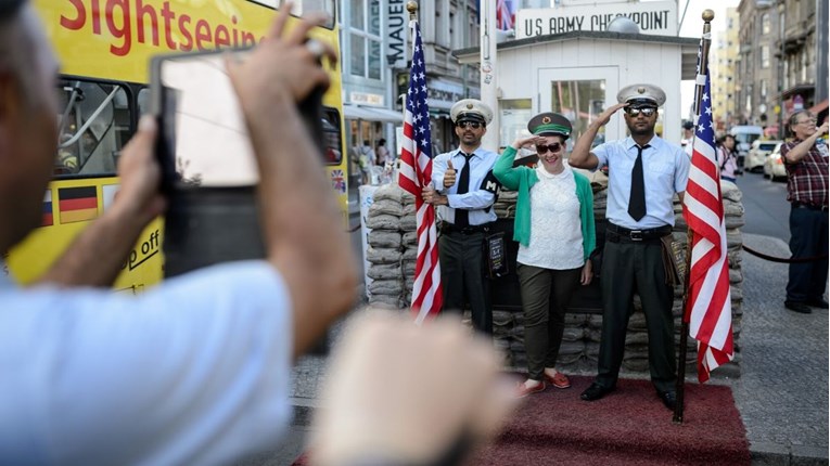 Berlin zabranio glumcima da iznuđuju novac turista na Checkpoint Charlieju